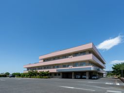 広々とした建物外観