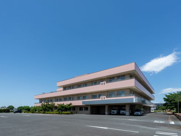 広々とした建物外観