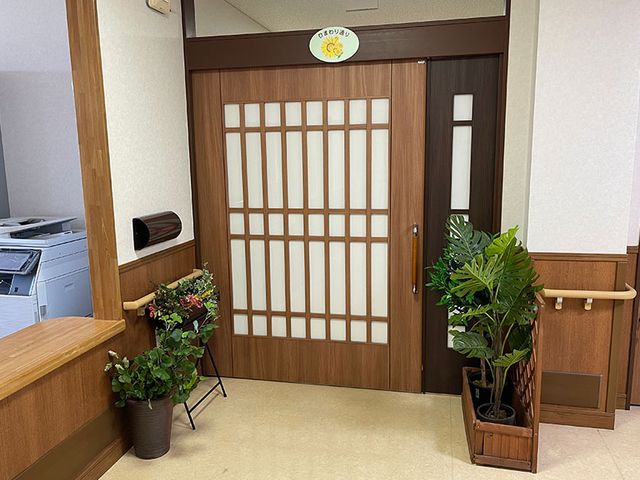 和風の出入口廊下 廊下 和風の引き戸が特徴的なスペースです。利用者が安心して移動できるよう配慮されています。