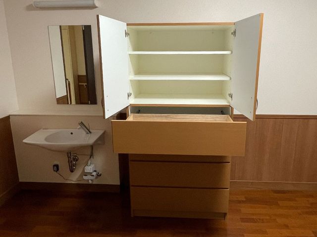 快適な洗面台と収納 洗面台 広々とした収納が備わっており、必要なアイテムを整理しやすい環境です。使いやすい洗面スペースも特徴です。