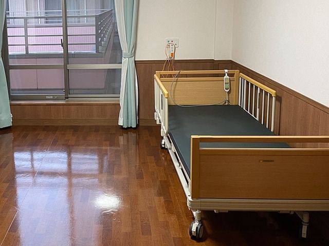 快適な居室 居室 温かみのある床と広々としたスペースが特徴の居室です。窓から自然光が差し込み、明るい環境が整っています。