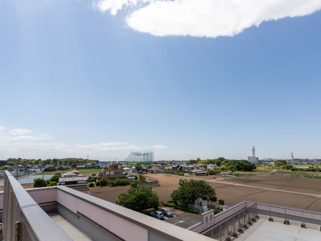 景色が広がるテラス テラス 開放的な景観を楽しめる場所になっており、リラックスしたひと時を過ごせます。