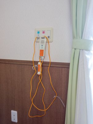 緊急コールのある壁