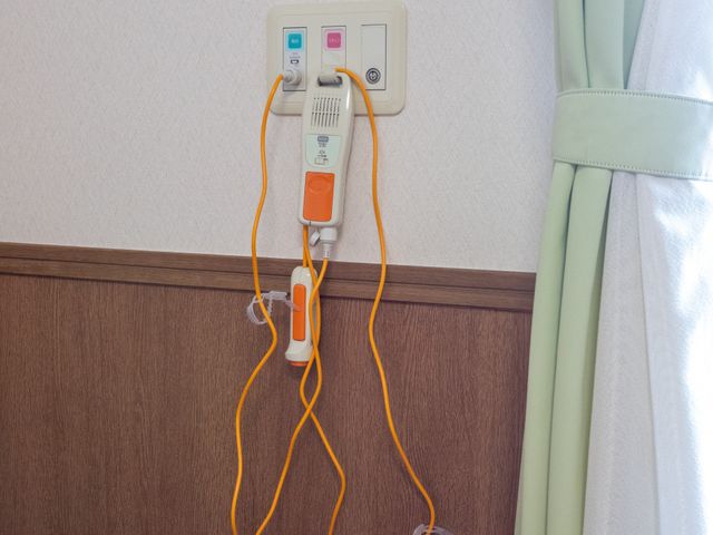 緊急コールのある壁 居室 緊急時に安心を提供する呼び出しシステムです。介護職員への迅速な連絡が可能です。