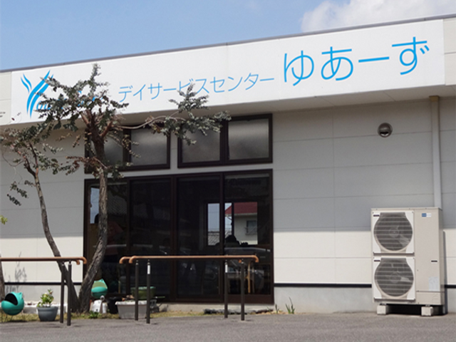 ゆったりとした外観 エントランス 広々としたエントランスは、訪れる方々を優しい雰囲気で迎え入れます。