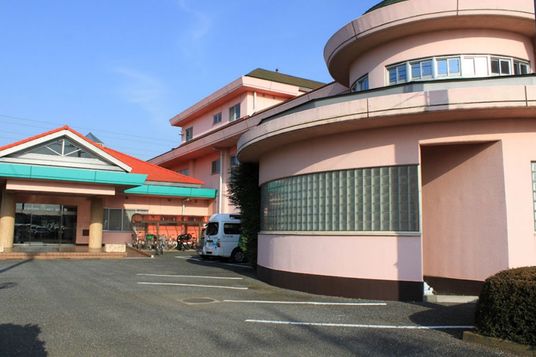 ピンク色の建物外観