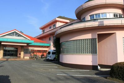 ピンク色の建物外観