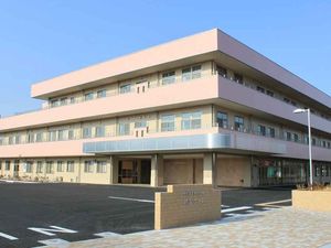 三階建ての施設外観  