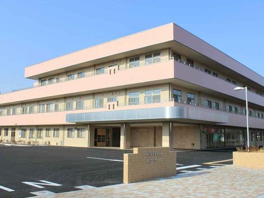 三階建ての施設外観  