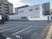 広い駐車場の外観  