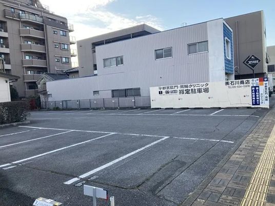 広い駐車場の外観  
