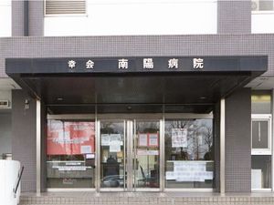 病院の正面玄関  