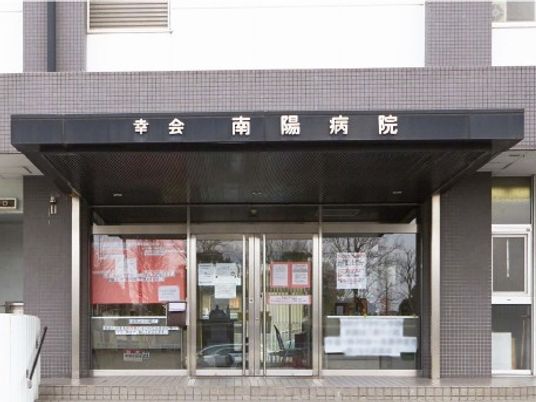 病院の正面玄関  