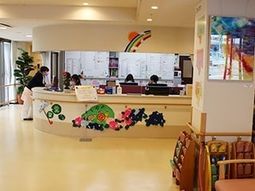 笑顔で業務する受付エリア