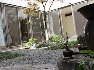 庭の緑と和の空間