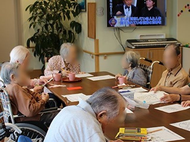 利用者の憩いの場 レクリエーション お茶をしながら、ゆったりとした時間を過ごす場があります。壁掛けテレビでの情報も共有できます。