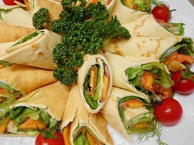 彩り豊かな料理 食事例 新鮮な野菜を使用したラップサンド。栄養バランスも考えられ、彩りも鮮やかです。
