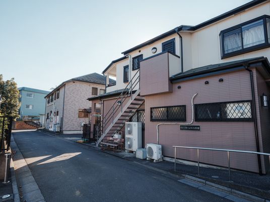 陽の当たる建物外観