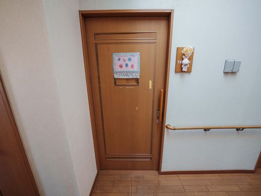 装飾されたドアの廊下  