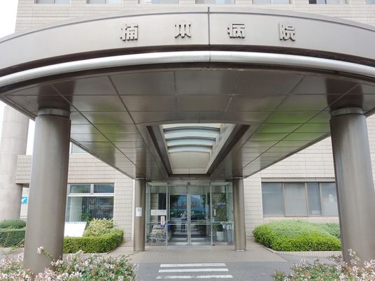 病院の正面玄関  