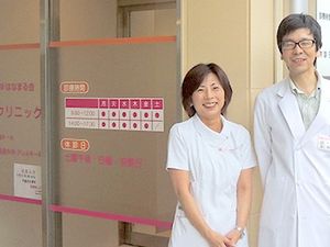 笑顔のスタッフが立つ出入口  