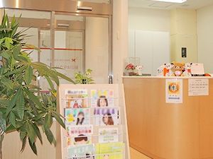 明るい受付カウンターのロビー  
