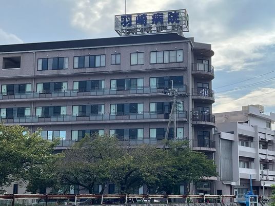 病院前の建物外観  