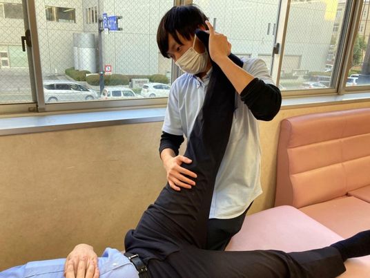 優しく対応するスタッフ