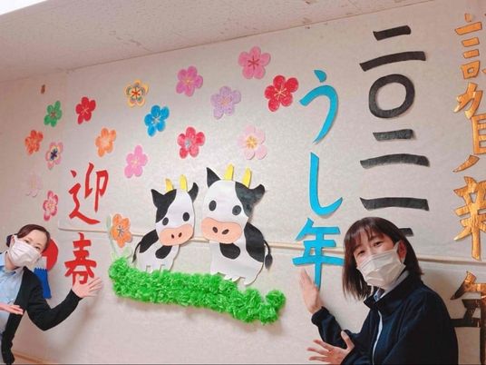 賑やかな装飾の廊下