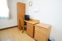 木製家具の配置された居室