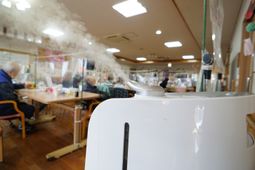加湿器から蒸気が立ち上る居室