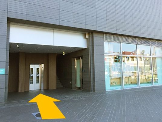 建物のエントランス  