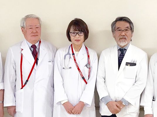 白衣のスタッフが並ぶ廊下  