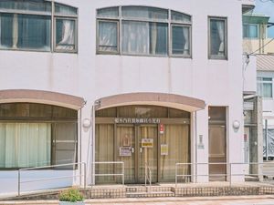 建物正面の出入口  