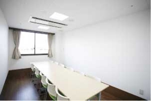 自然光が心地よい会議室 多目的室 広々とした空間の多目的室です。自然光がたっぷり入り、会議や交流の場として活用できます。