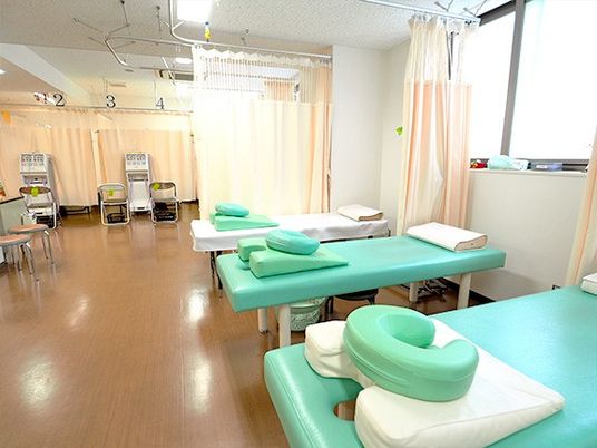機能訓練室のベッド  
