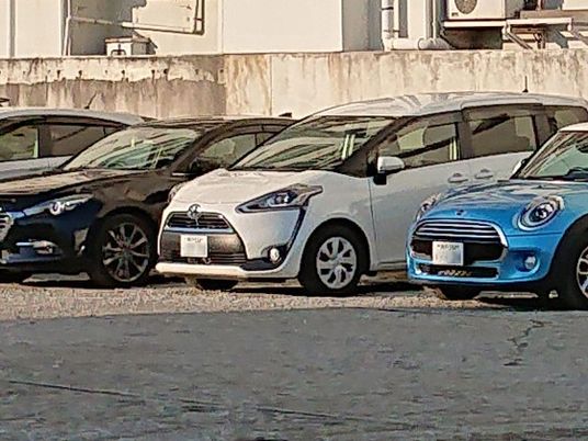 駐車場に並ぶ車  
