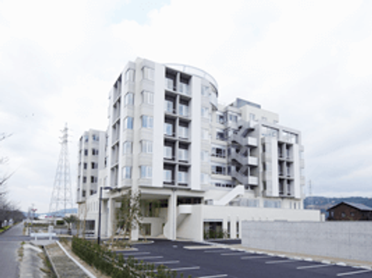 白い建物の外観  