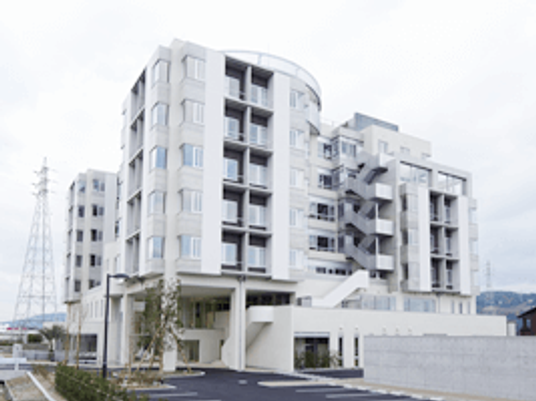白い外観の施設建物  