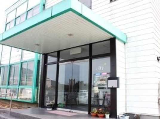 建物の正面玄関外観  