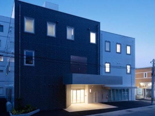 夜の建物外観  