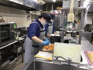 スタッフが活躍する厨房