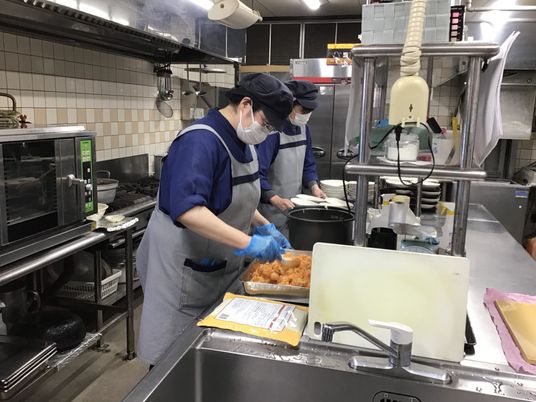 スタッフが活躍する厨房