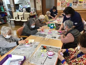 手芸を指導する職員