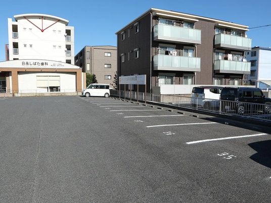 建物前の駐車場  