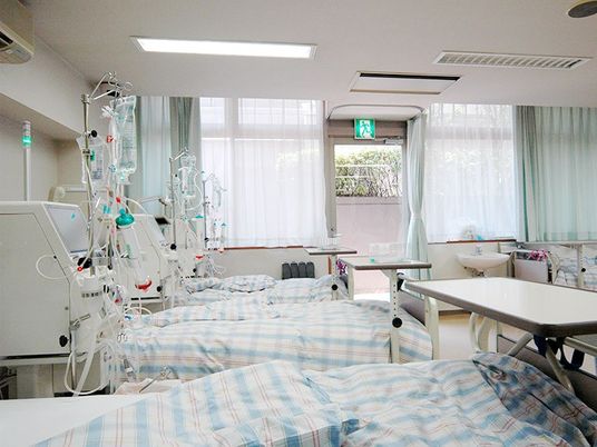 療養ベッドが並ぶ病室  