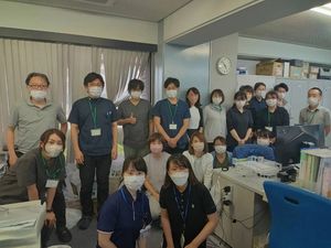 マスク姿の職員集合のスタッフイメージ  