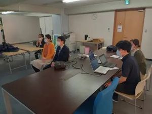 会議中の多目的室  
