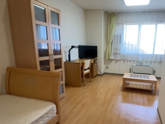 明るい居室の一角  