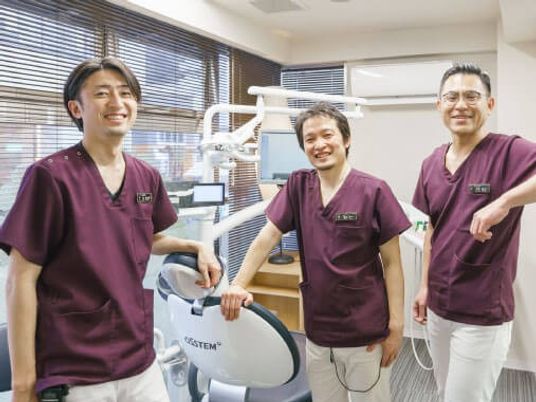 機能訓練室で笑顔のスタッフ  